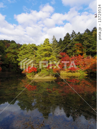Autumn leaves reflected in Yokuryuchi Pond (Shugakuin Imperial Villa) 13729534
