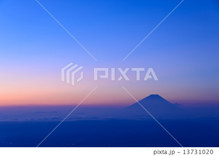 夜明け頃の富士山と雲海 13731020