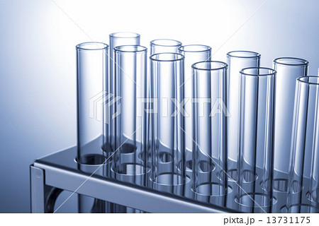 試験管と試験管立てのアップ 13731175