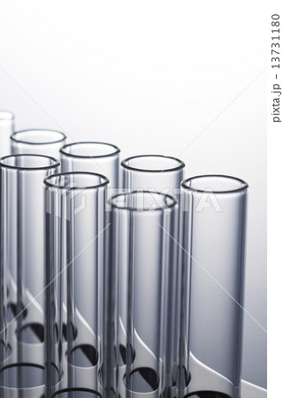 並んだ試験管のアップ 13731180