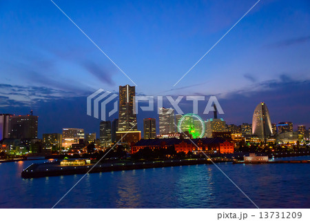 横浜 みなとみらいの夕景 横浜 みなとみらいの夕景 13731209