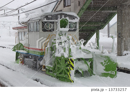 豪雪の五日町駅に停車中の排雪列車「ハイモ」 13733257