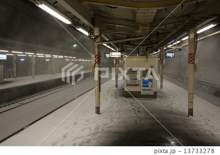 吹雪くJR田端駅ホームにて（平成26年2月） 13733278