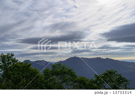 北岳登山道から鳳凰三山を望む 13733314