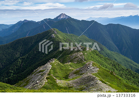 北岳からの甲斐駒ヶ岳を望む 北岳からの甲斐駒ヶ岳を望む 13733316