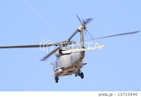 澄み切った冬の青空を背景に飛行中の米海軍ＳＨ－６０Ｆオーシャンホーク空母艦載対潜ヘリコプター 13733940