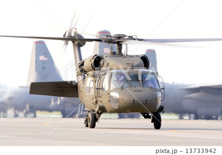 横田基地の航空ショーで飛行する在日米陸軍のＵＨ－６０Ａブラックホーク多用途ヘリコプター 13733942