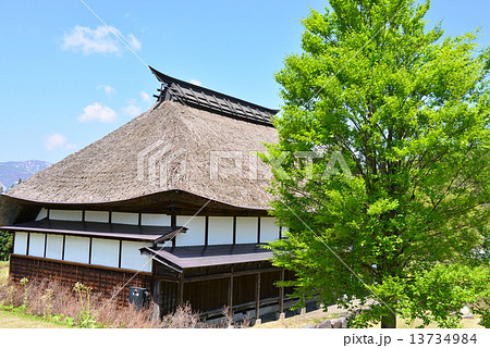 茅葺き屋根の古民家 13734984