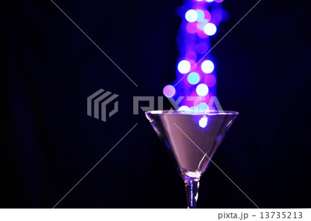 イルミネーションとカクテルグラス 13735213