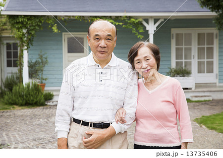 シニア夫婦 13735406