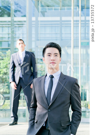 A confidence asian business man 13735572