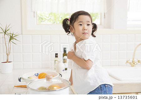 おままごとをする女の子 13735601