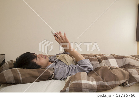 寝ている男性 寝ている男性 13735760