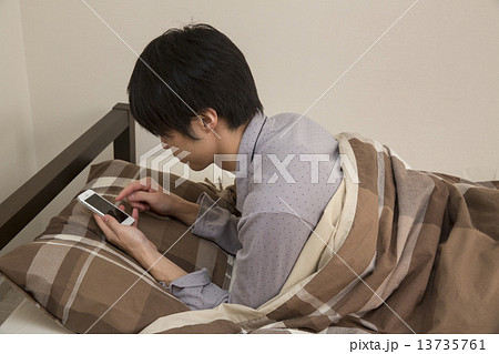 寝ている男性 寝ている男性 13735761