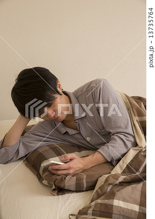 寝ている男性 寝ている男性 13735764