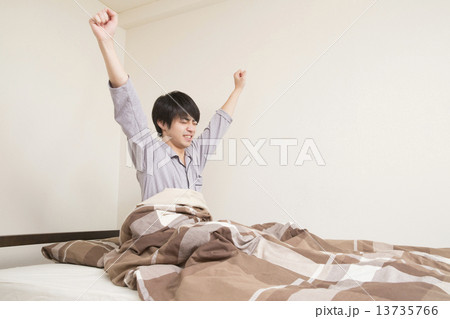 寝ている男性 寝ている男性 13735766