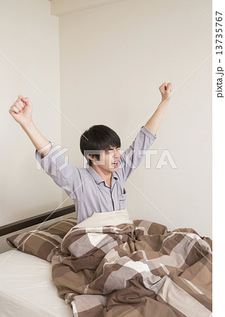 寝ている男性 寝ている男性 13735767