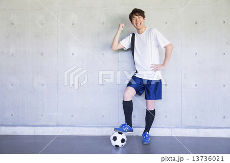 スポーツイメージ　サッカー　 13736021