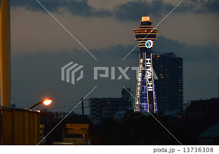 夜の通天閣（大阪府大阪市浪速区） 13736308