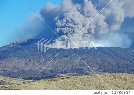 世界の阿蘇　20年ぶりの噴火　草千里より中岳火口を撮影 13736354