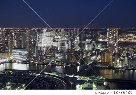 築地 晴海 豊洲 月島 方面 多くのタワーマンションが建ち並ぶ 夜景 築地 晴海 豊洲 月島 方面 多くのタワーマンションが建ち並ぶ 夜景 13736430