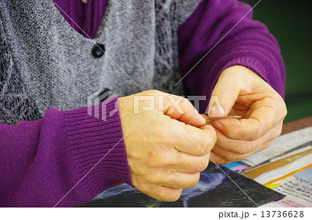 ボケ防止に新聞ちぎり絵を楽しむ老婦人の手元 ボケ防止に新聞ちぎり絵を楽しむ老婦人の手元 13736628