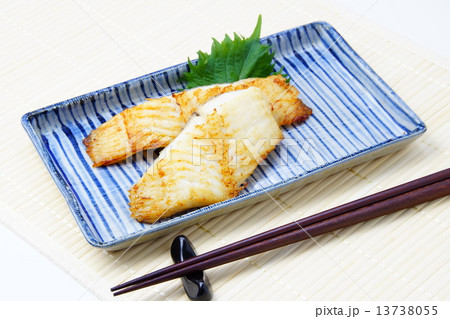 カレイの焼魚 13738055