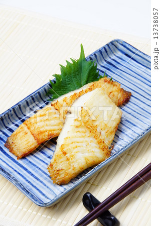 カレイの焼魚 13738057