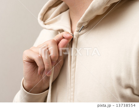 パーカを着る パーカを着る 13738554