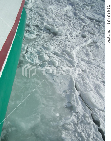流氷の海を進む観光船 13738611