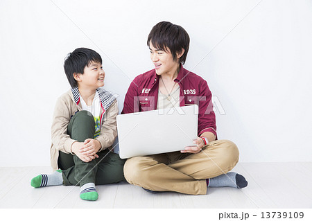 若い男性と男の子 13739109