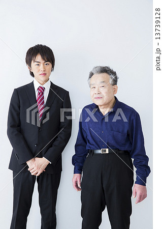 フレッシュマンとシニア男性 13739128