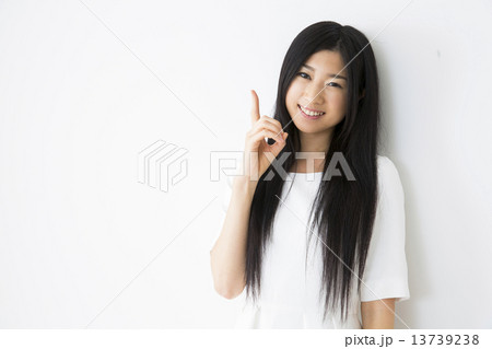 ポートレート　若い女性 13739238