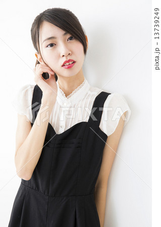 ポートレート　若い女性 13739249