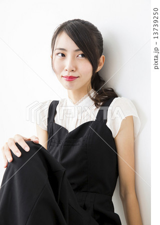 ポートレート　若い女性 13739250