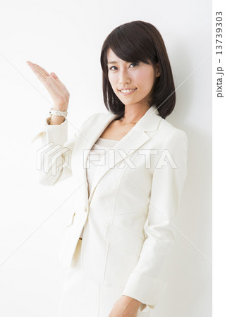 ポートレート　若い女性 13739303