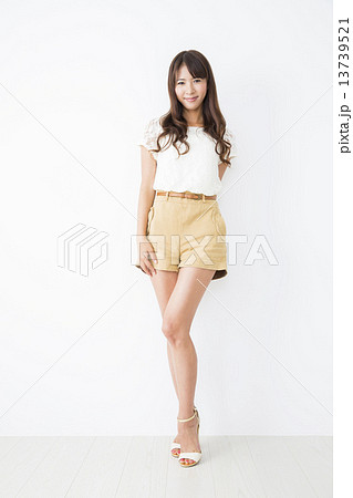 ポートレート　若い女性 13739521