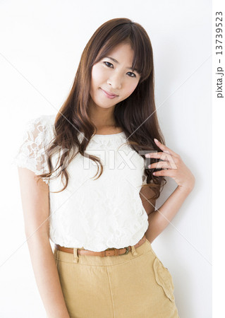 ポートレート　若い女性 13739523