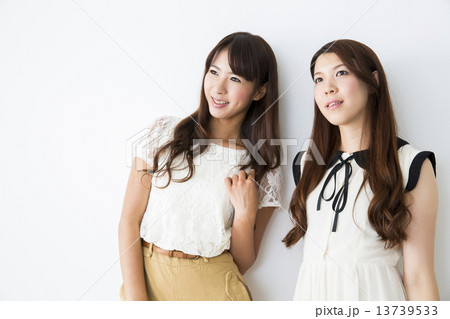 ポートレート　若い女性2人　 13739533