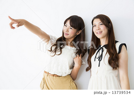 ポートレート　若い女性2人　 13739534