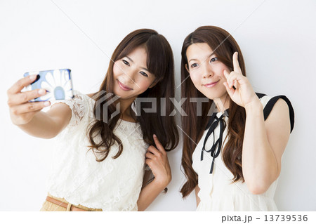 ポートレート 若い女性2人 ポートレート 若い女性2人 13739536
