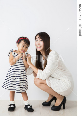 お母さんと女の子 13739590