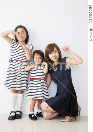 お母さんと女の子2人 お母さんと女の子2人 13739594
