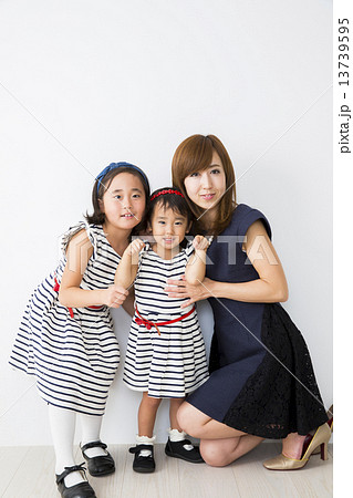 お母さんと女の子2人 お母さんと女の子2人 13739595