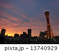 夕焼けの神戸ポートタワー 13740929