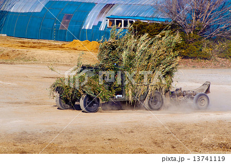 カモフラージュして120mm迫撃砲牽引する重迫牽引車 13741119