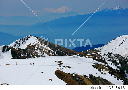 北アルプス・大天井岳山頂から常念岳方面へ向かう登山者と富士山遠望 13743018