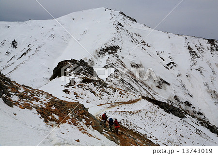 北アルプス・大天井岳へ向かう登山者 13743019