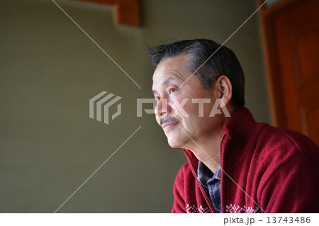 シニア男性の横顔 13743486