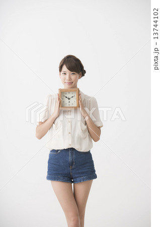 時計を持つ女性 時計を持つ女性 13744102